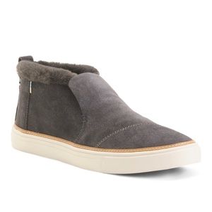 TOMS Paxton gray suede slip-on bootie/sneakers. Water resistant. Faux fur trim.